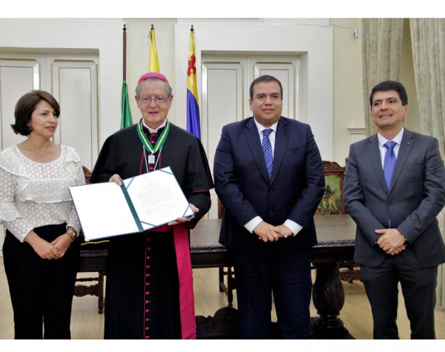 Condecoración a Monseñor Iván Marín