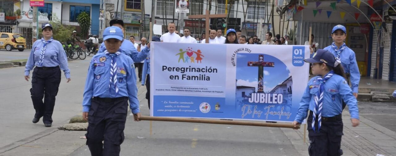 Numerosa asistencia y animada participación se vivió la peregrinación del Jubileo de las Familias en nuestra ciudad.